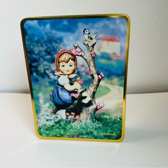 1993 M.J. Hummel Goebel Collector Stationary Tin ~ HUM 141 "Apple Tree Girl" - Picture 1 of 5